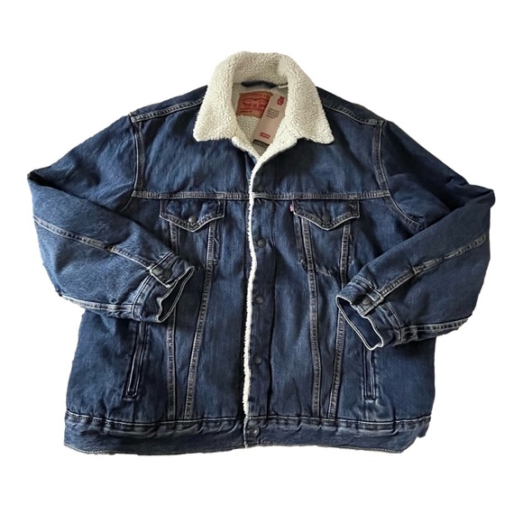 NWT Levi’s Relaxed Fit Sherpa Lined Trucker Jacket in Medium Wash Denim Men’s XL - Picture 4 of 9
